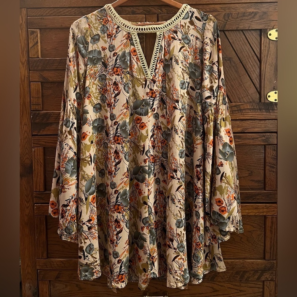 Umgee Boho Floral Print Mini Dress Keyhole Neckline Flowy size M Bell Sleeve Euc